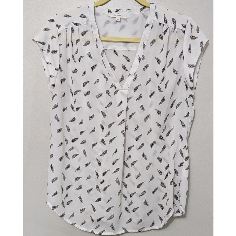 Fun 2 Fun Women's White/Black Feather V Neck Short Sleeve Blouse Size M